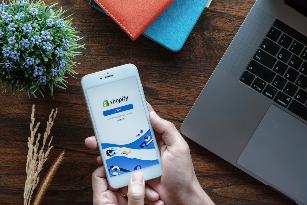 Florist opening Shopify app